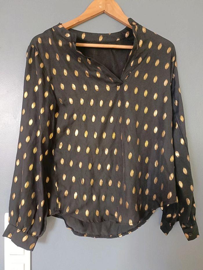 Blouse noire et dorée.