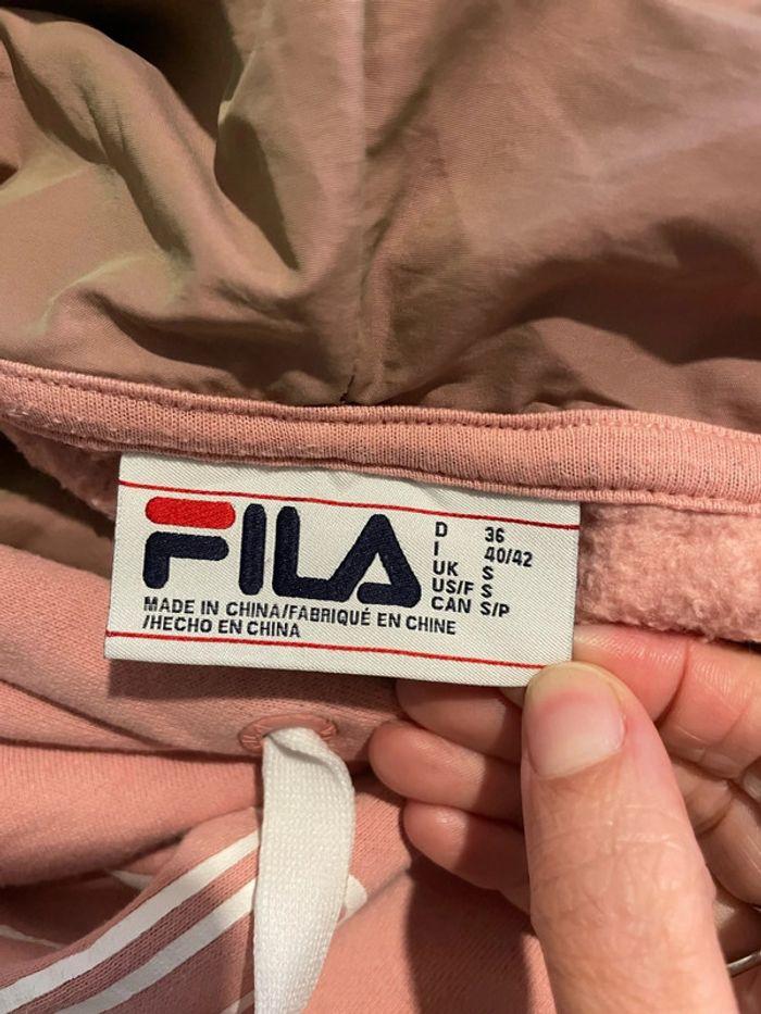 Sweat modèle Dora court crop à capuche bi matière rose imprimé blanc Fila taille S - photo numéro 5