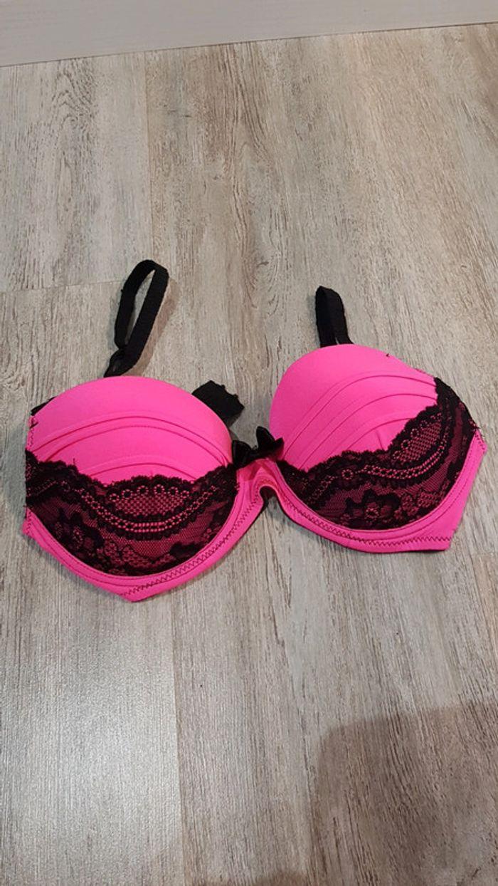 Soutien gorge coqué noir et rose fluo - photo numéro 1