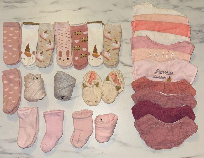 Lot de bodies chaussettes et bavoirs - photo numéro 2