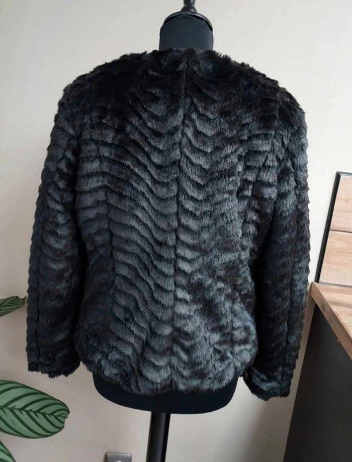 Superbe veste noire Bréal imitation fourrure
Taille 42 - photo numéro 3