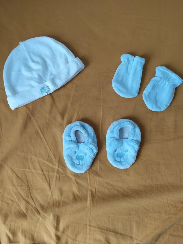 Lot bonnet, gant et chaussons bébé - photo numéro 1