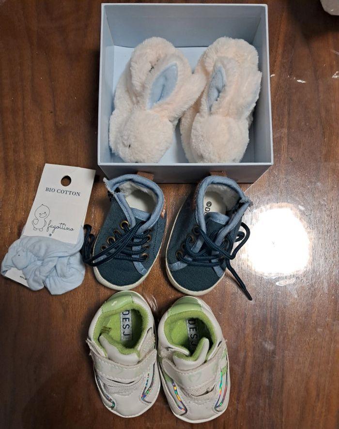 Chaussures pour bébé et moufles