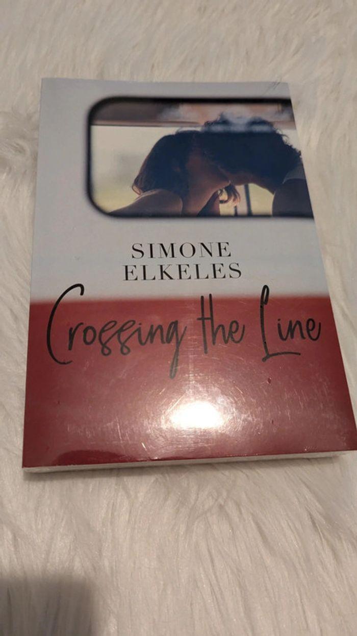 Livre  neuf " Crossing the Line " de Simone Elkeles - photo numéro 1