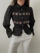 Blouse noire à broderie florale et dentelle