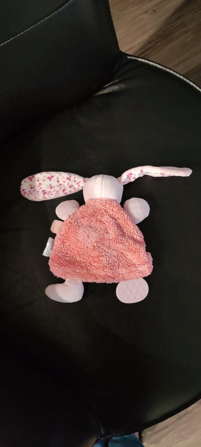 Peluche doudou lapin rose avec activités - photo numéro 4