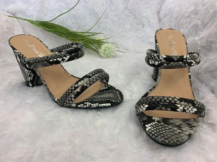 Mules sandales claquettes gris blanc noir Look reptile T 40 neufs - photo numéro 2