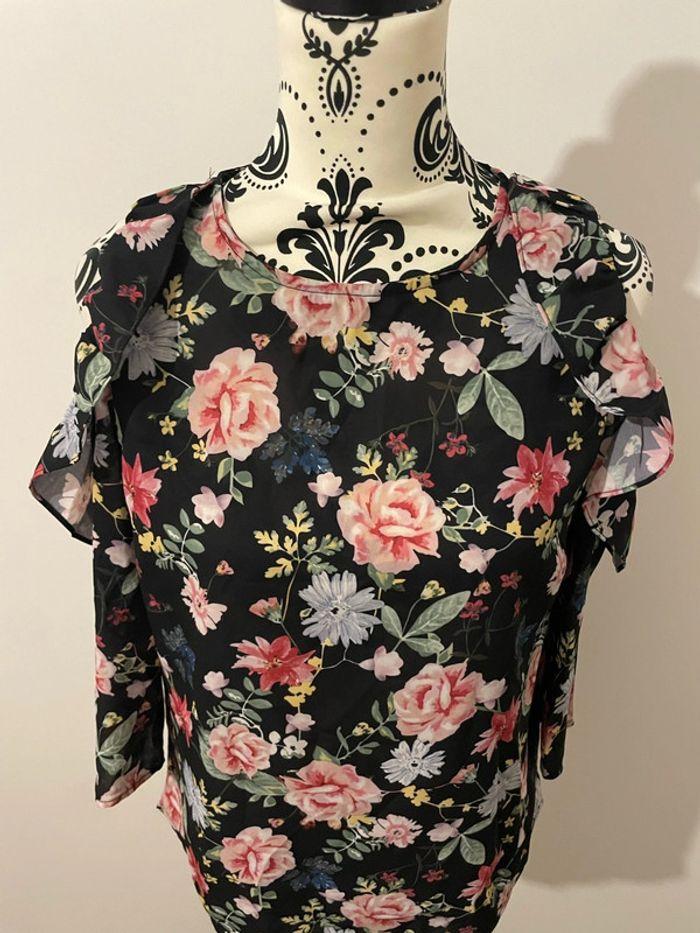 Blouse fluide manches 3/4 noir motifs fleurs multicolore épaule volant ouverte kiabi taille S - photo numéro 3