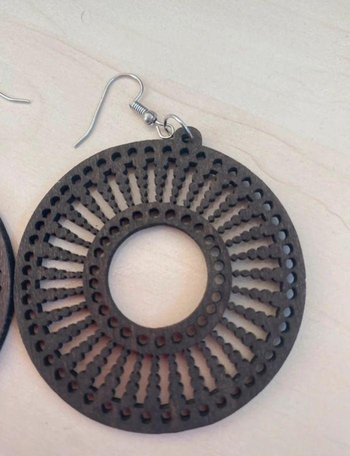 Superbes boucles d’oreilles bois noir neuves - photo numéro 2