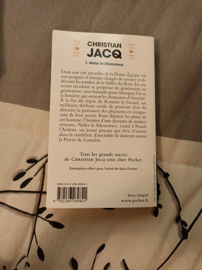 Livre néfer le silencieux de Christian Jacq - photo numéro 3