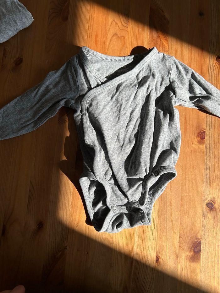 Lot 2 bodies manche longue gris 9 mois H&M - photo numéro 4