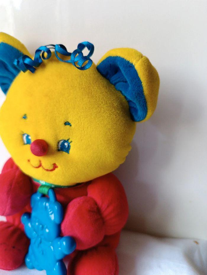 1998 Fisher Price doudou peluche plush ours ourson chat cat multicolore rouge bleu jaune anneau - photo numéro 4