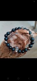 Bracelet en perles 8mm.  Noir,  hématite et skull en acier.