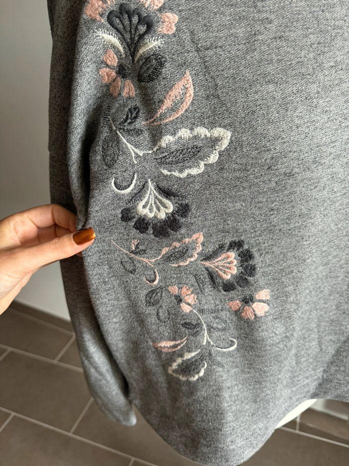 Pull Yessica gris fleurs brodées Taille L/XL - photo numéro 3