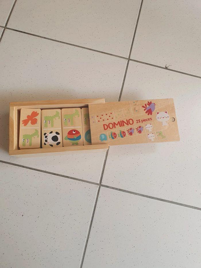 Dominos en bois pour petit enfant