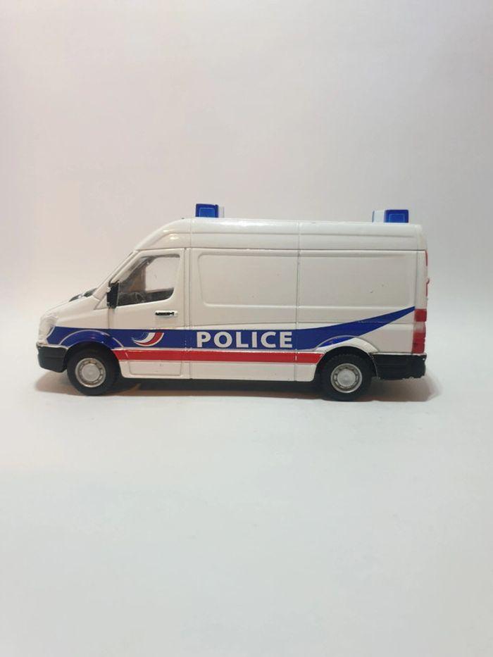 Burago Mercedes-Benz Sprinter Police Nationale 1/48 - photo numéro 11