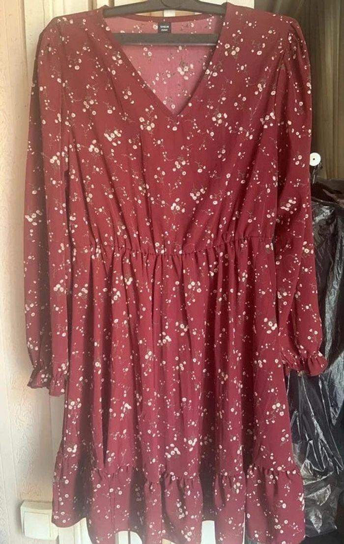 Robe bordeaux à fleurs Shein taille 0XL - photo numéro 1