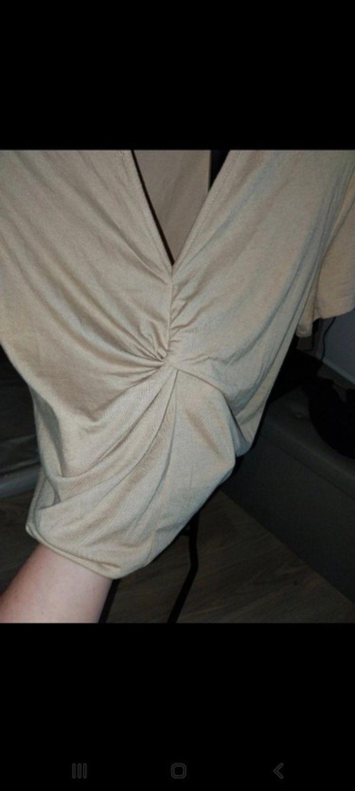 Haut beige taille XL neuf jamais porté. Plissé au dos. Étiquette coupée - photo numéro 4