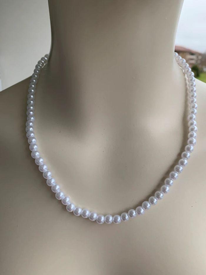 Collier de perles blanches en résine - photo numéro 1