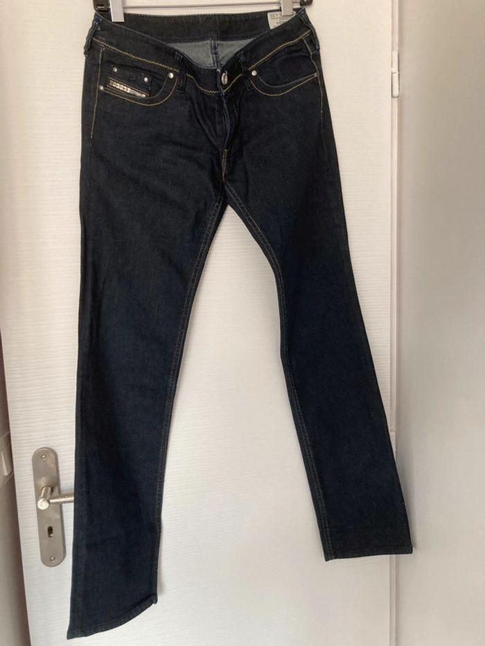 Jeans diesel modèle lowky taille W 31 / L  32 - photo numéro 1