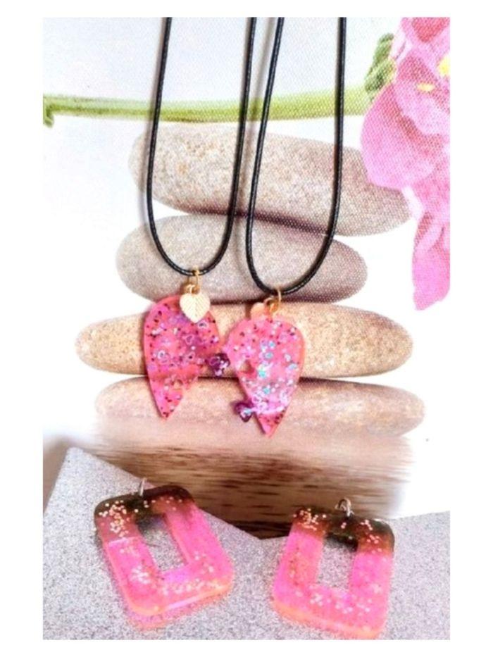 Lot de 3  bijoux, rose et noir : 2 colliers avec pendentif + 1 paire de boucles d'oreilles - photo numéro 3