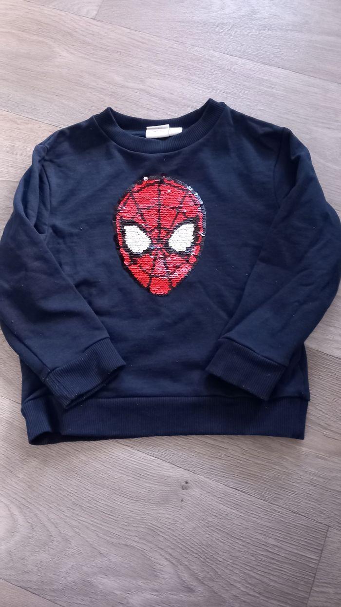 Pull avec spider-man qui change de couleur - photo numéro 1