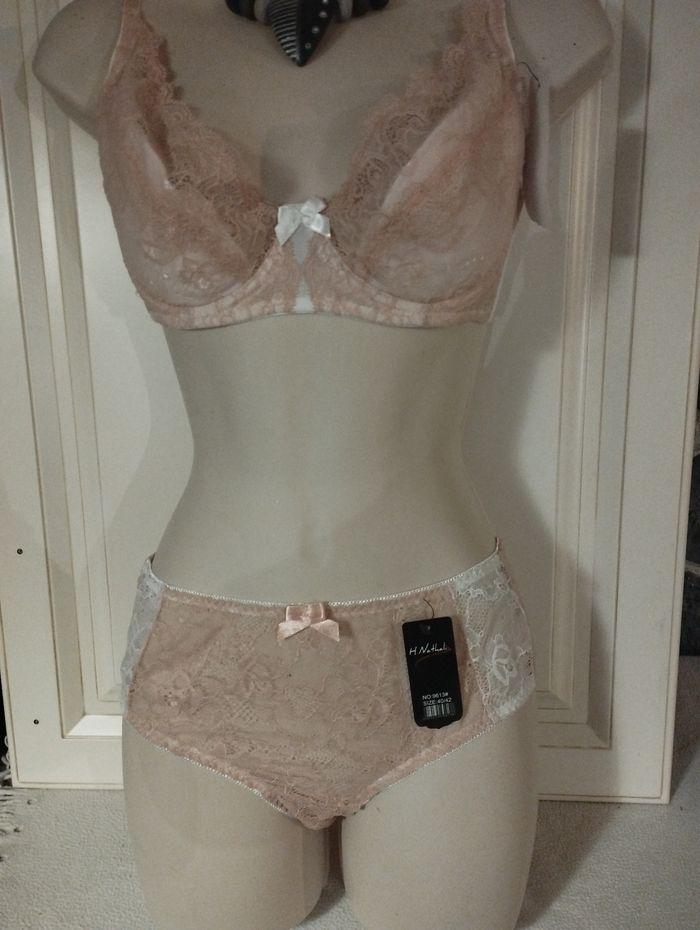 Ensemble de lingerie neuf avec étiquettes 95C sans rembourrage avec armatures et 40/42 pour le bas - photo numéro 1