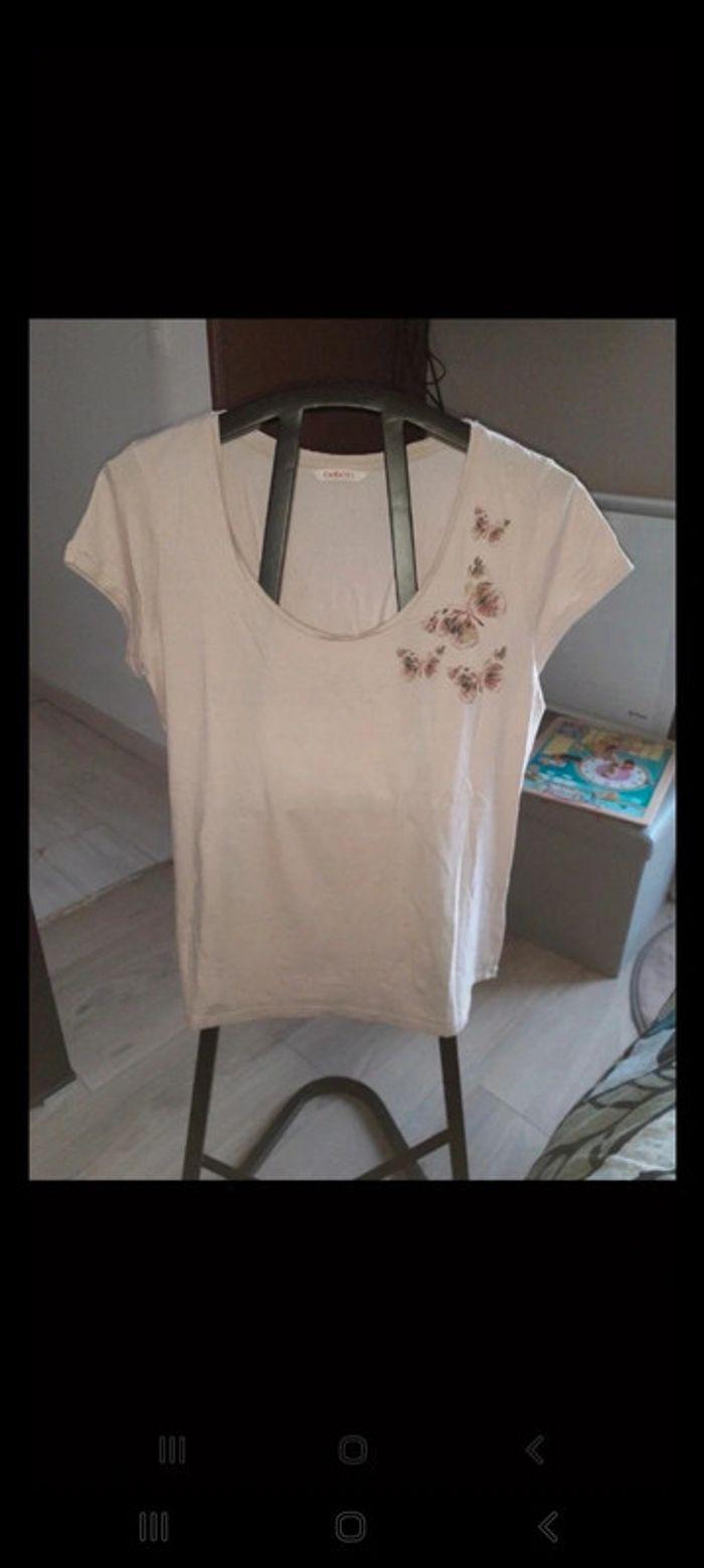 Tee shirt Camaïeu rose poudrée motifs papillons sur le devant. Taille L - photo numéro 1