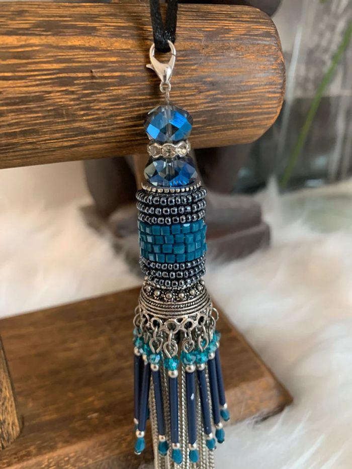 Pendentif cordon breloque perles bleues strass et petites chaines - photo numéro 5