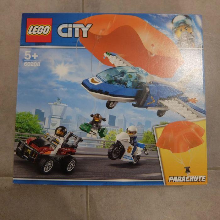 Lego City 60208 L'arrestation en parachute - photo numéro 1