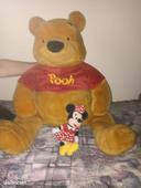 Peluche winnie l'ourson  Disney 90 cm de hauteur par 60 de largeur.