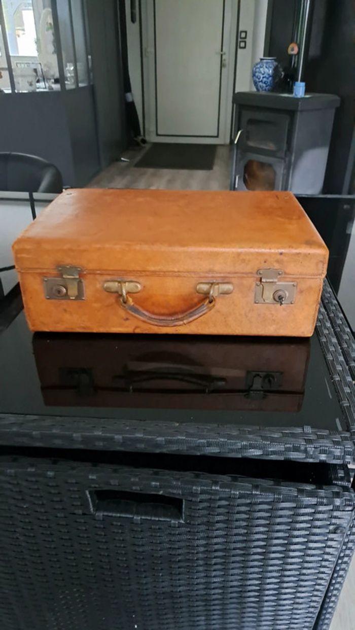 Ancienne valise en cuir - photo numéro 1