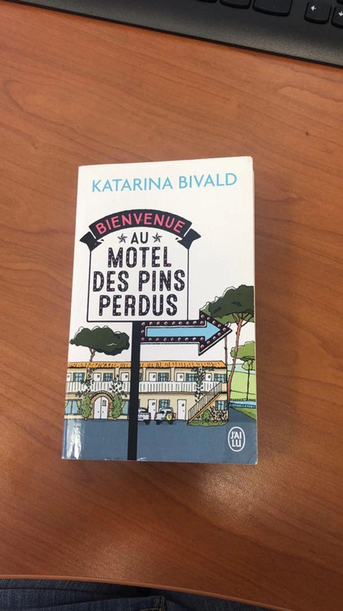 Livre Au Motel des Pins perdus - photo numéro 1