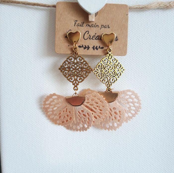 Boucles d'oreilles dorées et feuilles acrylique beige/rosé LC301 - photo numéro 1