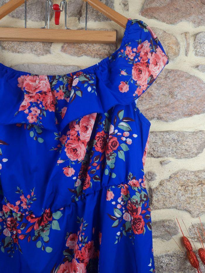 Robe asymétrique col bardot à volants bleue et multicolore Femme taille 54 marque Boohoo 🍬 - photo numéro 2