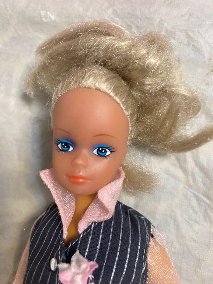 Poupée barbie  . - photo numéro 3