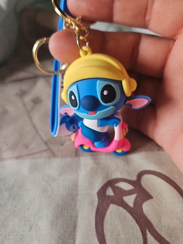 Porte clef bébé stitch sur son scooter pas de vinted go - photo numéro 2