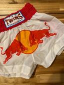 Short de boxe Muay Thaï Twins Red Bull - Taille XL