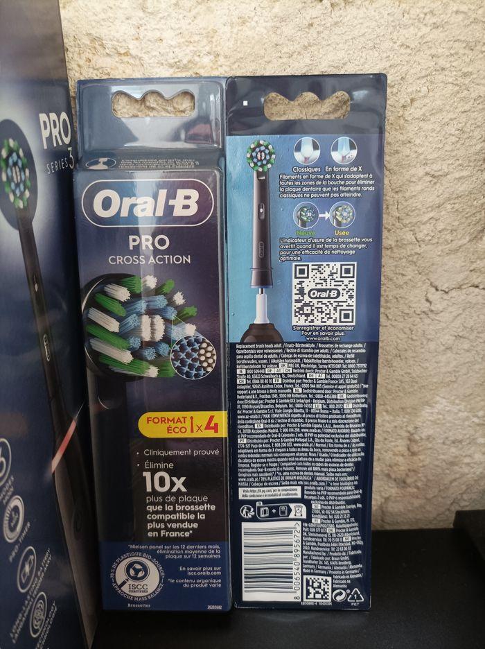 Lot Oral-B : brosse à dents électrique PRO Série 3 Black ( 2 brossettes incluses dans la boîte ) + 8 brossettes cross action black sous blister. - photo numéro 3