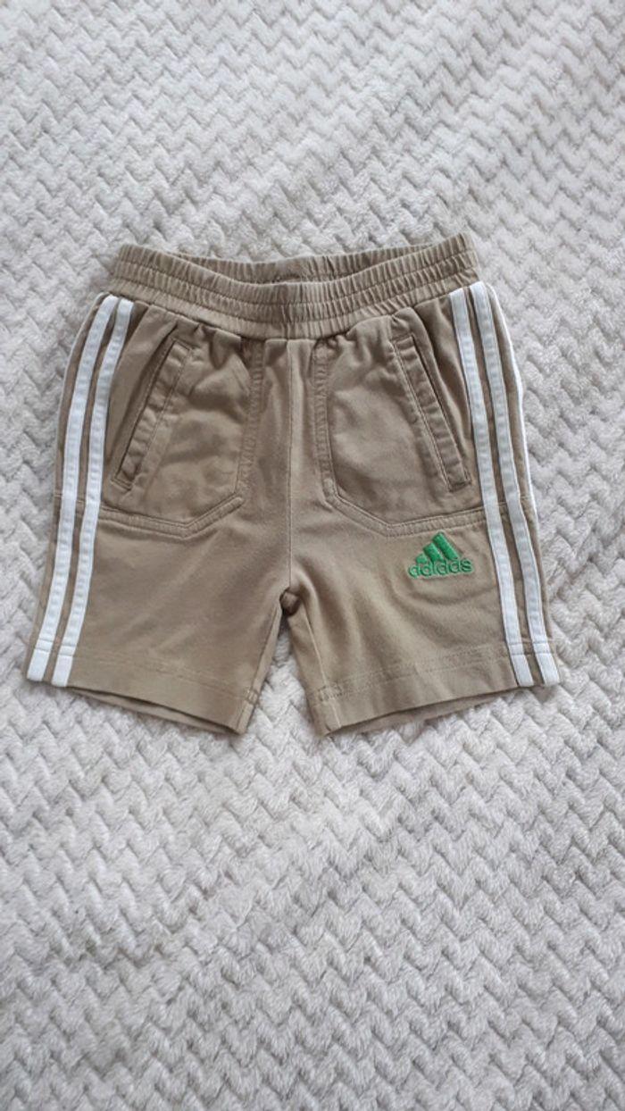 Short garçon sable blanc vert Adidas 6 mois - photo numéro 1