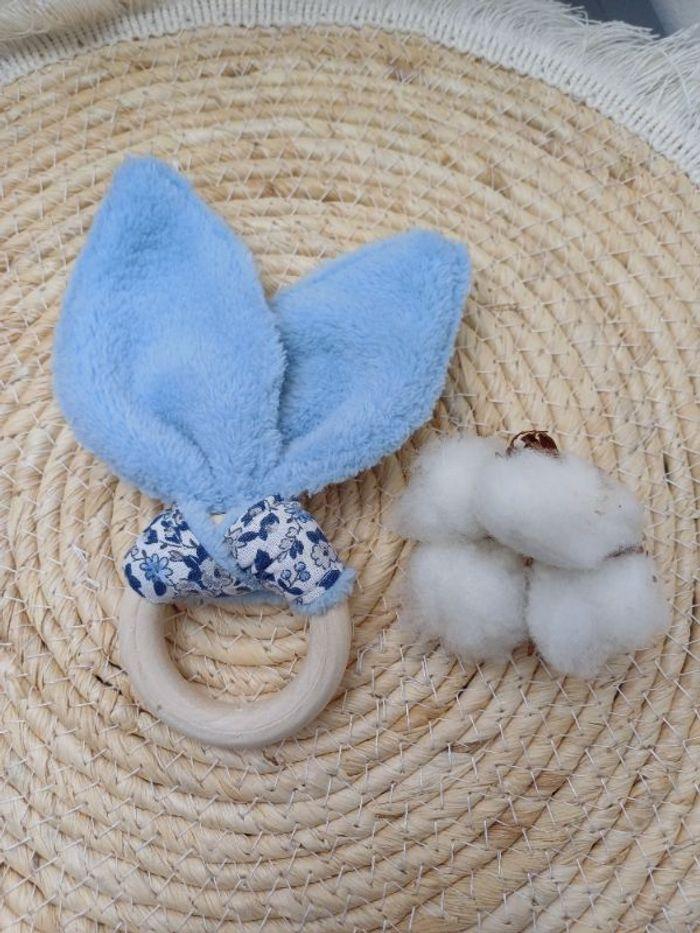 Anneau de dentition oreilles de lapin / Hochet bébé - Coloris bleu fleuri - photo numéro 2