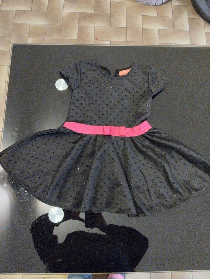 Robe noir et rose 4 ans - photo numéro 1