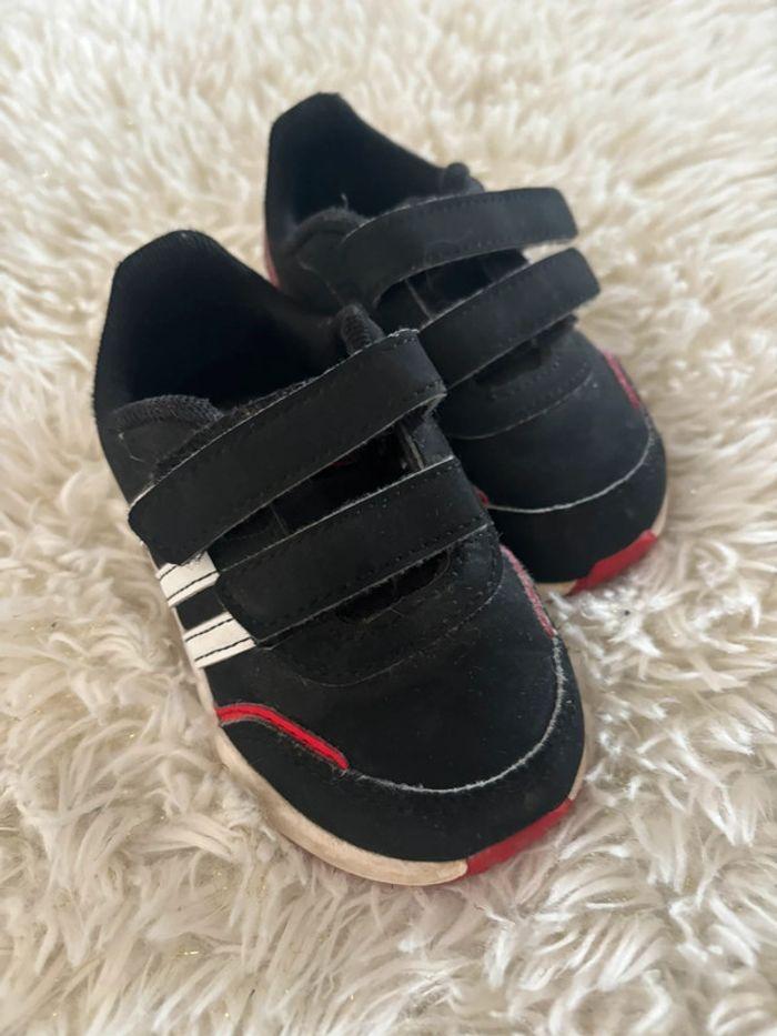 Joli basket adidas taille 20 - photo numéro 1