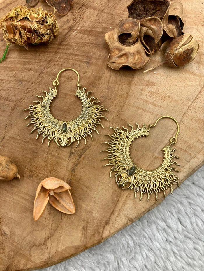 Boucles d’oreilles créoles en laiton Indien avec pierres de Labradorite - photo numéro 1