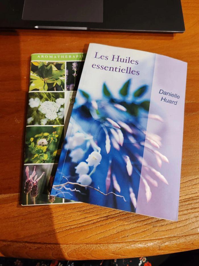 Livre les huiles essentielles, neuf jamais lu et un second en cadeau - photo numéro 1