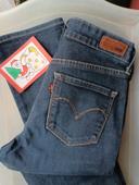 Jean Levis femme W27/ L32 demi curve NEUF