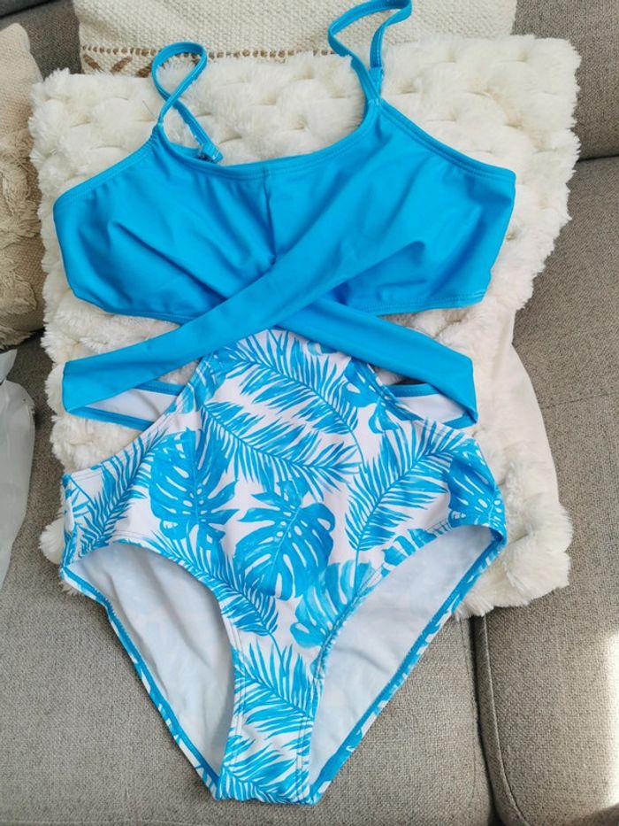 Maillot de bain 1 pièce bleu et blanc feuille monstera shein taille 11/12 ans - photo numéro 1