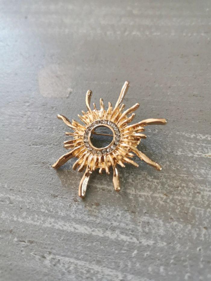 Broche femme soleil - photo numéro 1