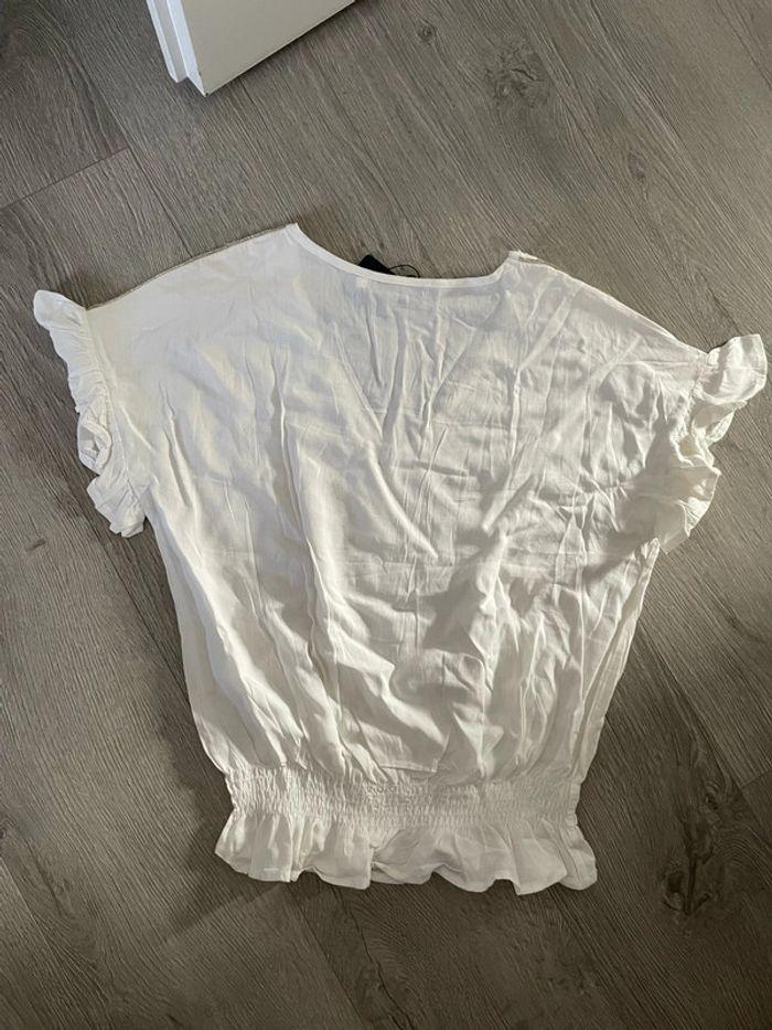 Blouse t-shirt blanc col V à manches courtes broderie doré aux épaules neuf fashion taille S/M - photo numéro 5