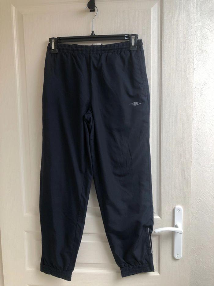 Pantalon jogging marine umbro taille 162 14 ans - photo numéro 1